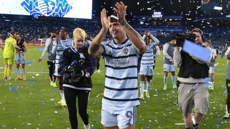 Alan Pulido se reencuentra con el gol y sella la rápida remontada del Sporting KC sobre San Jose