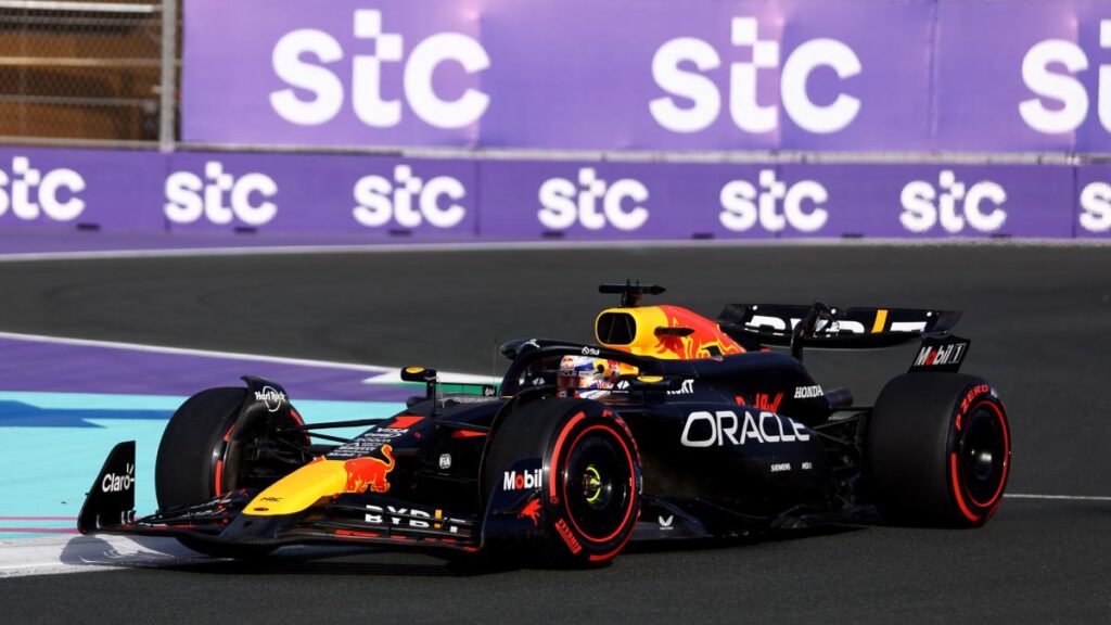Max Verstappen fue P1 y Checo Pérez P3 en la realización de la Práctica Libre 3 del Gran Premio de Arabia Saudita.