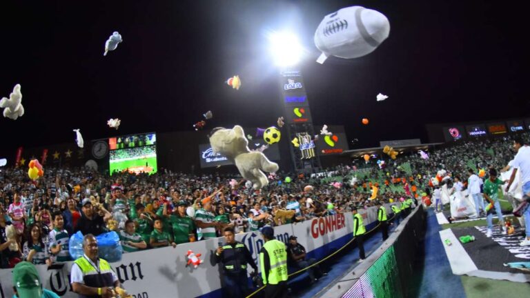Santos y América se unen en el Guerretón 2024 con la tradicional lluvia de peluches y balones