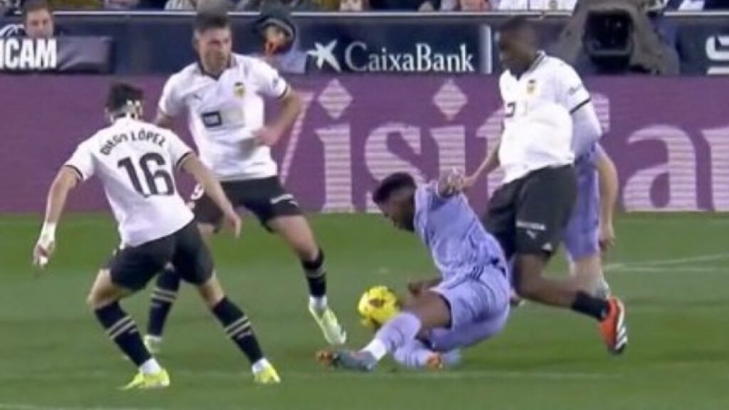 Diakhaby se rompe de manera dramática en el duelo Valencia vs Real Madrid por LaLiga; el defensor tuvo una fuerte lesión en la rodilla.