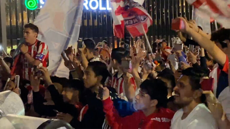 Aficionados de Chivas le exigen a jugadores que entreguen el alma ante el América