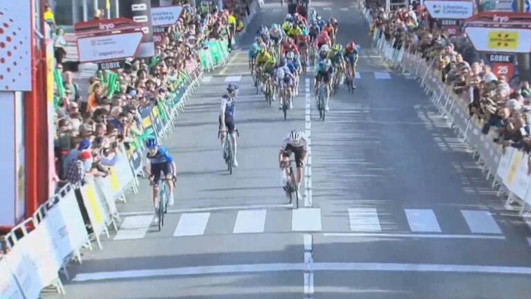 Nick Schultz vence a Tadej Pogacar en un final de photofinish y se lleva la etapa 1 de la Vuelta a Cataluña