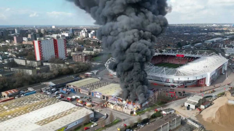 Un impactante incendio al lado del estadio, pospone el próximo partido del Southampton