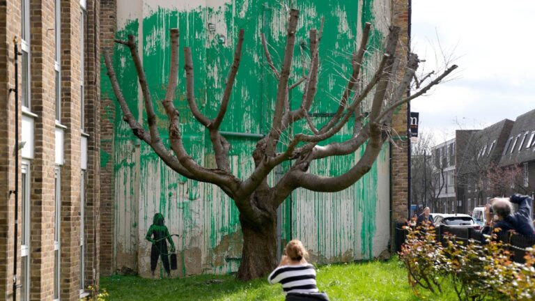 Sorprendente mural de Bansky de árbol mutilado en Londres