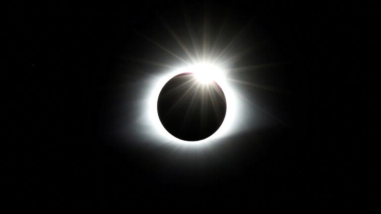Eclipse solar marzo 2024: UNAM invita a “Pícnic”; lentes, concierto gratis y concurso de fotografía el 8 de abril