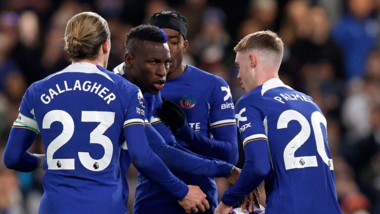 Bochornoso: jugadores del Chelsea se pelean por cobrar un penalti en goleada ante Everton