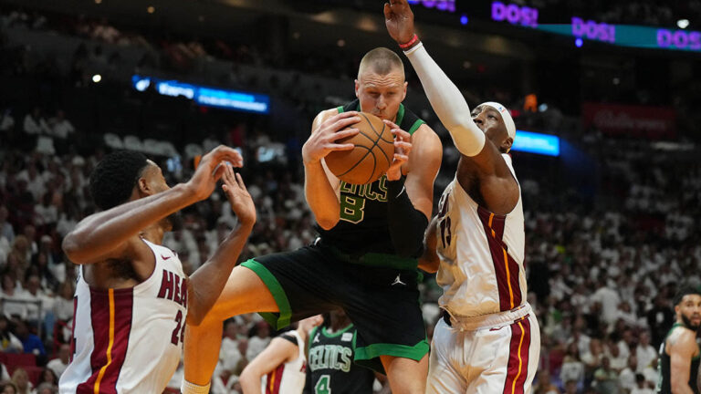 Los Celtics encienden las alarmas: Kristaps Porzingis sale lesionado ante el Heat