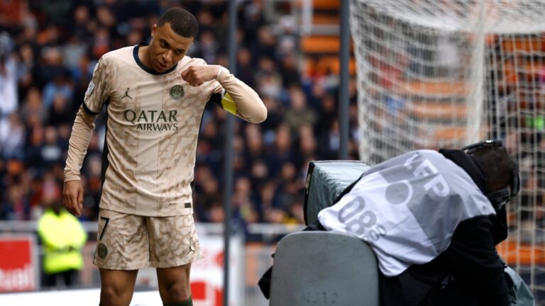 ¡A lo Chicharito! El curioso gol de Mbappé con el tacón ante el Lorient que podría valer el título