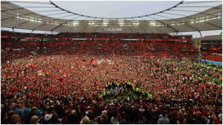Aficionados del Leverkusen invaden la cancha para un emotivo festejo por su primera Bundesliga gracias a Xabi Alonso