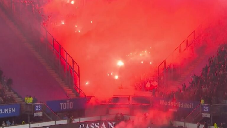 Aficionados del PSV interrumpen con bengalas el final del duelo ante el Heerenveen