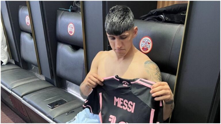 Alan Pulido, como todo un fanático presume la camiseta que le regaló Messi