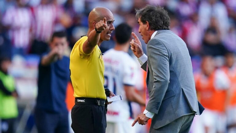 ¡Una más de Guillermo Almada! El técnico es expulsado por reclamar en el encuentro ante Chivas