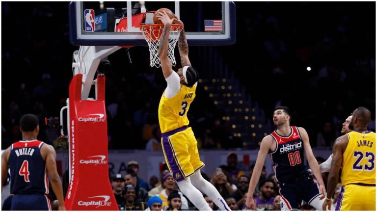 Anthony Davis lleva a los Lakers a su octavo triunfo en nueve partidos en busca del Play-in de la NBA