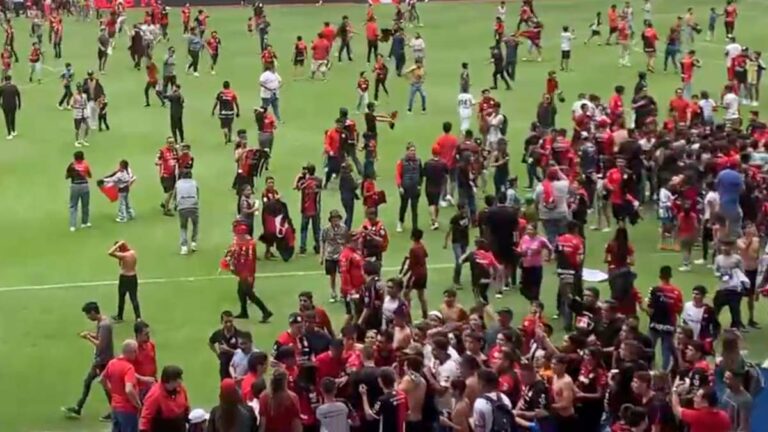 ¡Invasión! Aficionados del Atlas saltan a la cancha del Estadio Jalisco tras el entrenamiento rojinegro