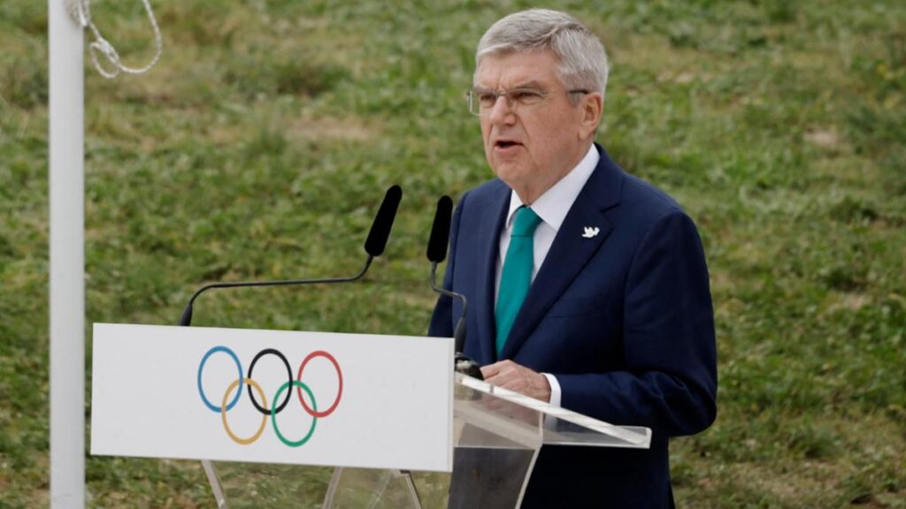 Thomas Bach durante la ceremonia de encendido de la llama olímpica | Reuters