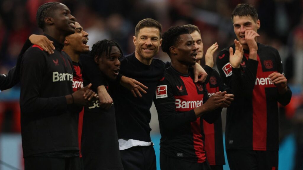 A los futbolistas del Bayer, Jeremie Frimpong y Amine Adli, se les ocurrió armar un 'porro' imaginario para celebrar un gol.