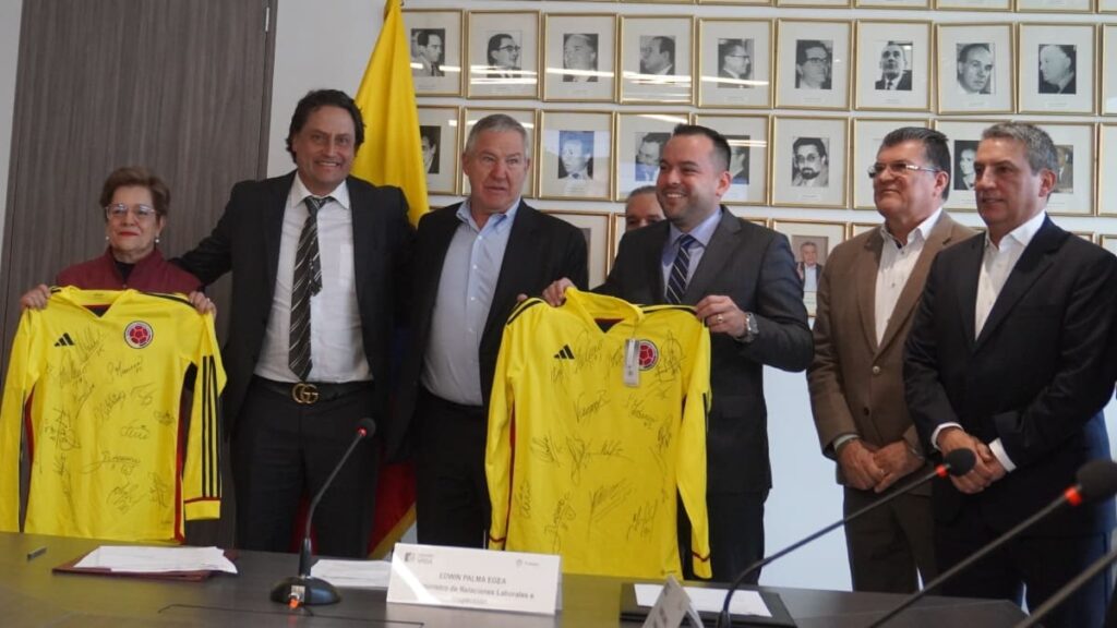 Firma de acuerdos para futbolistas profesionales en Colombia.