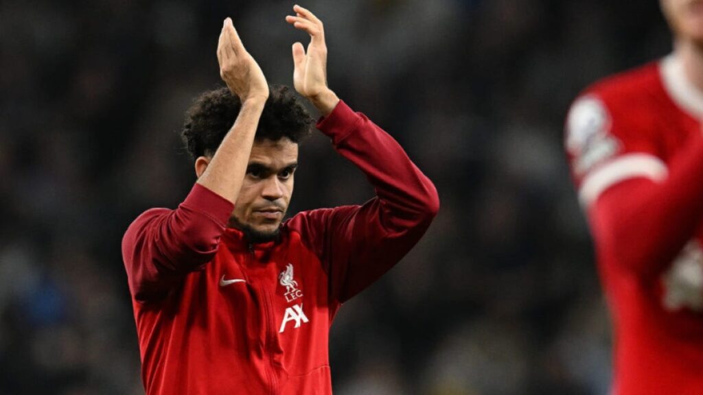 Luis Díaz entrenando con el Liverpool.