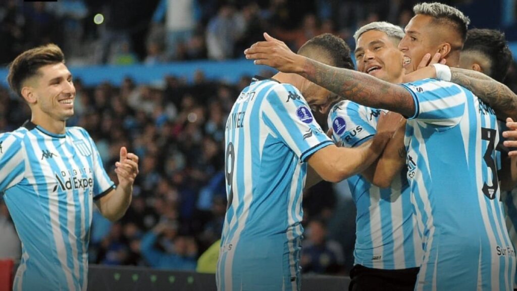 Racing celebrando la goleada ante Bragantino.