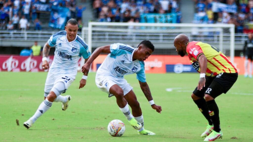 Deportivo Pereira jugando contra Millonarios.