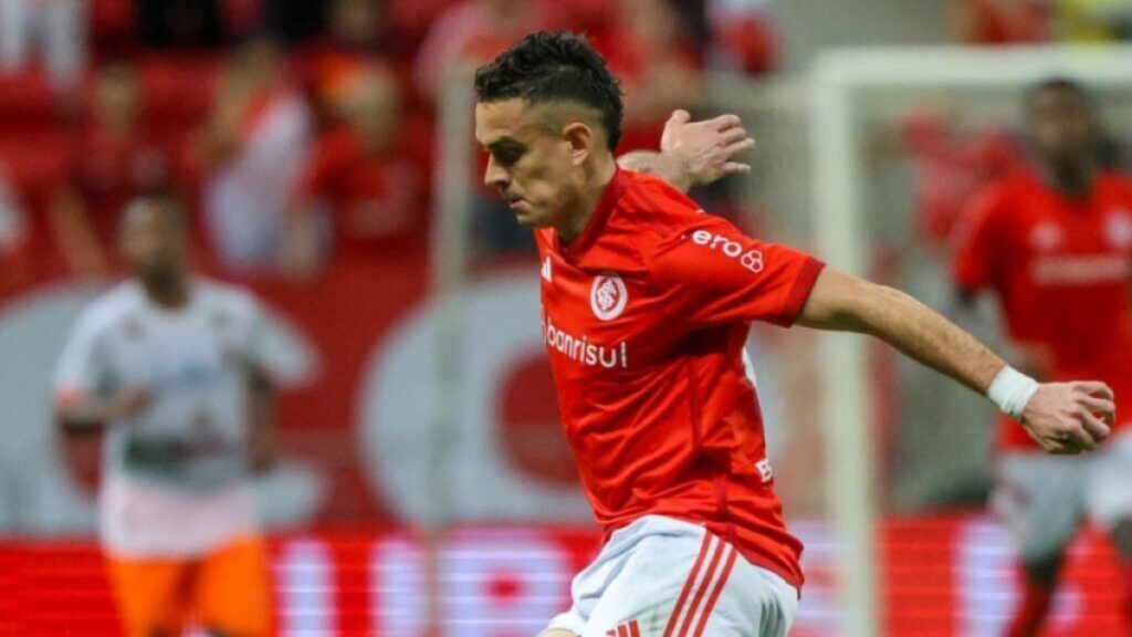 Rafael Santos Borré jugando con Internacional.