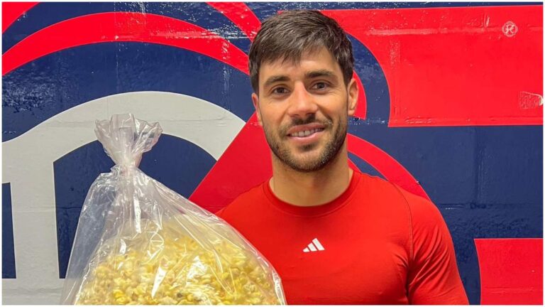 Momentos mágicos de la MLS: Carles Gil recibe una bolsa de palomitas como premio tras ser MVP