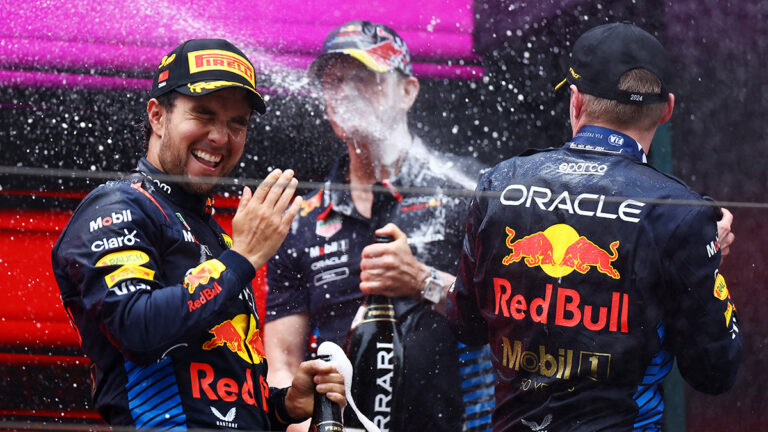 Max Verstappen vuela y se lleva el Gran Premio de China; Checo Pérez finaliza tercero