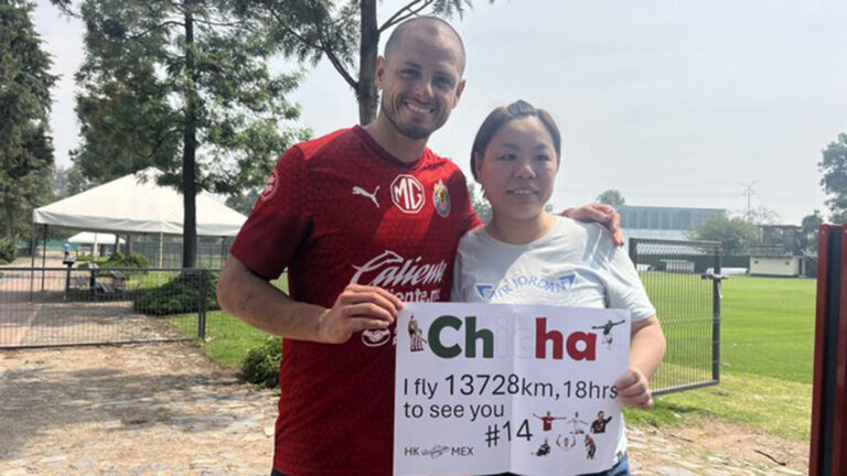 ¡Hasta las lágrimas! La increíble historia de una aficionada que viajó desde Hong Kong y por todo el mundo, para cumplir el sueño de conocer a Chicharito