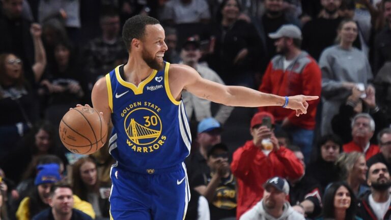 Los Warriors vienen de atrás para remontar a Portland y buscar escalar puestos rumbo al Play In de la NBA