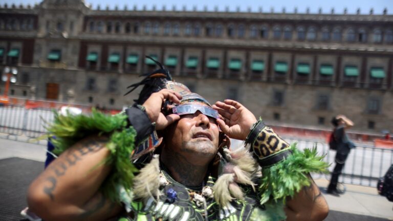 ¿Te duelen los ojos o la cabeza? Podrían ser síntomas post eclipse solar, mira cómo solucionarlos