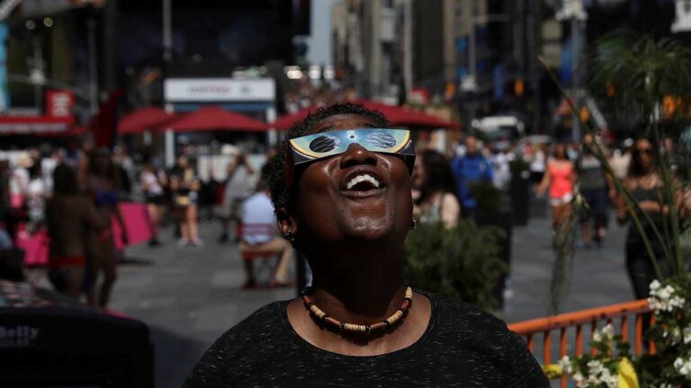 ¿Puedo salir a la calle durante el eclipse? Lista de todo lo que no debes hacer este 8 de abril