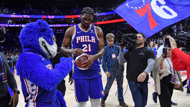 Los 76ers toman precaución con Joel Embiid y lo mandan a la banca ante los Spurs