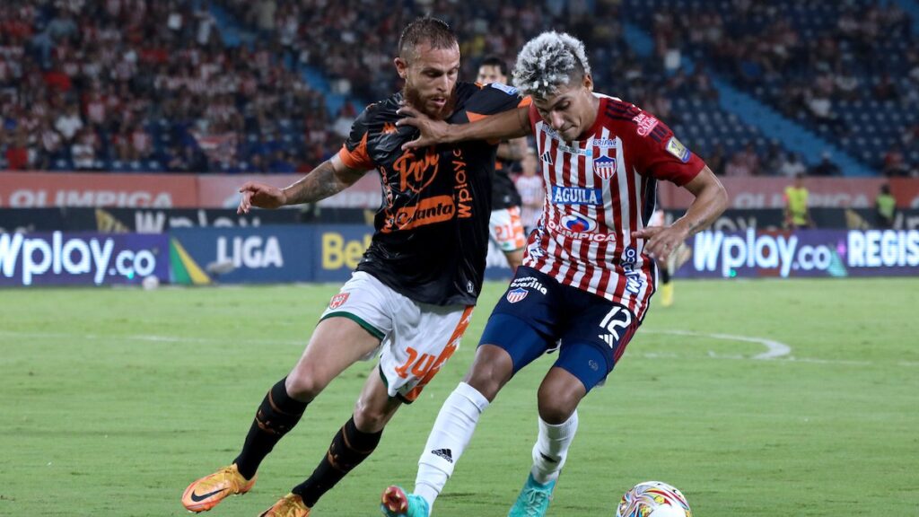 Felipe Jaramillo y Gabriel Fuentes disputan la pelota. - Vizzor Image.