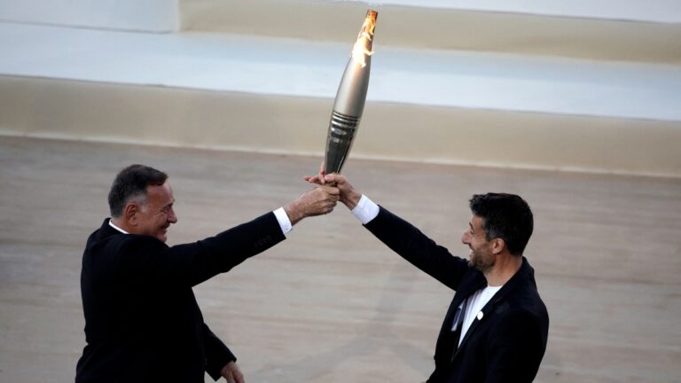 ¡De Grecia a Francia! Comité Organizador de Paris 2024 recibe la llama olímpica