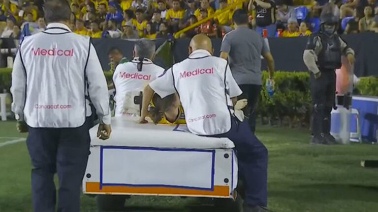 Marcelo Flores enciende las alarmas con Tigres tras salir en camilla en la Concachampions