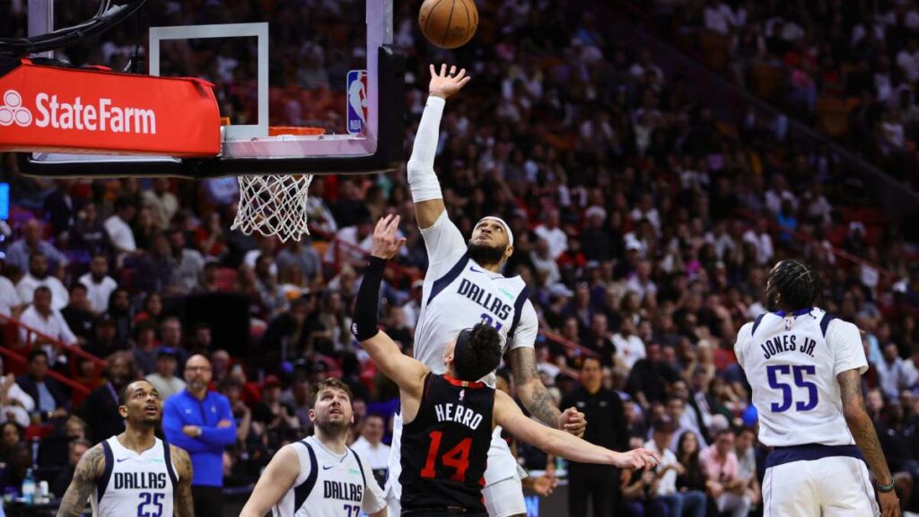 Los New York Knicks aseguran su lugar en los playoffs de la NBA tras derrota del Miami Heat