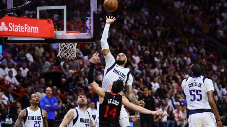 New York Knicks asegura su lugar en los playoffs de la NBA tras derrota del Miami Heat