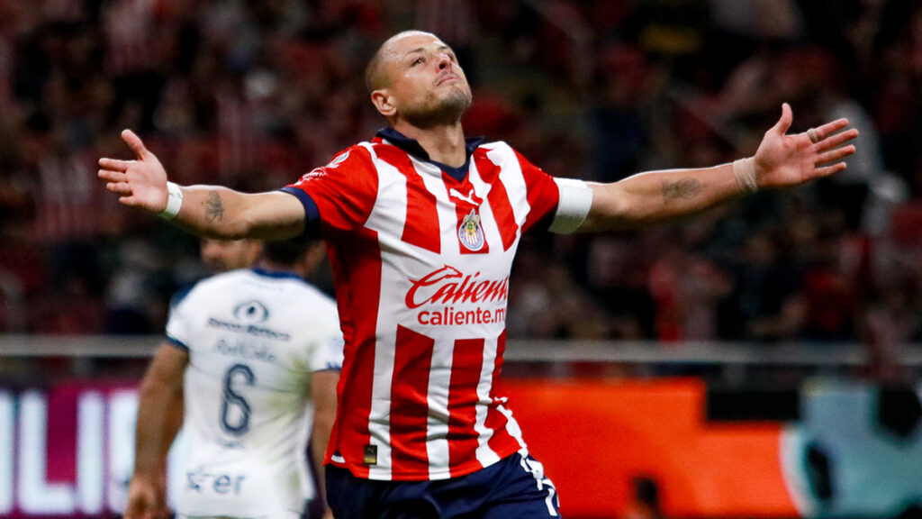 ¡Chicharito Hernández se reencuentra con el gol! Adelanta a las Chivas ante Puebla