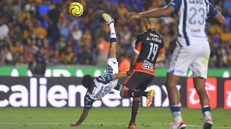Jesús Hernández sella con chilena la goleada de Pachuca sobre Tigres