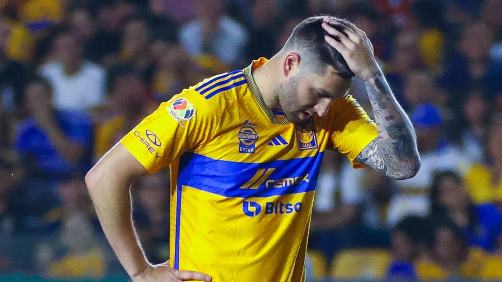 André-pierre Gignac no oculta su molestia con Siboldi tras salir de cambio en el Clásico Regio