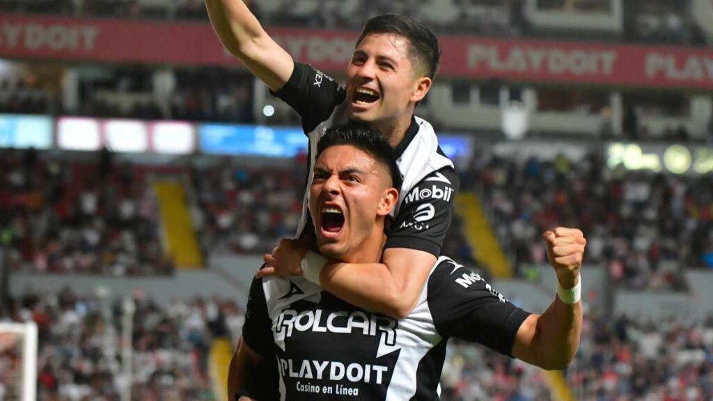 El Necaxa electrocuta a Santos y coquetea con los cuartos de final del Apertura 2024