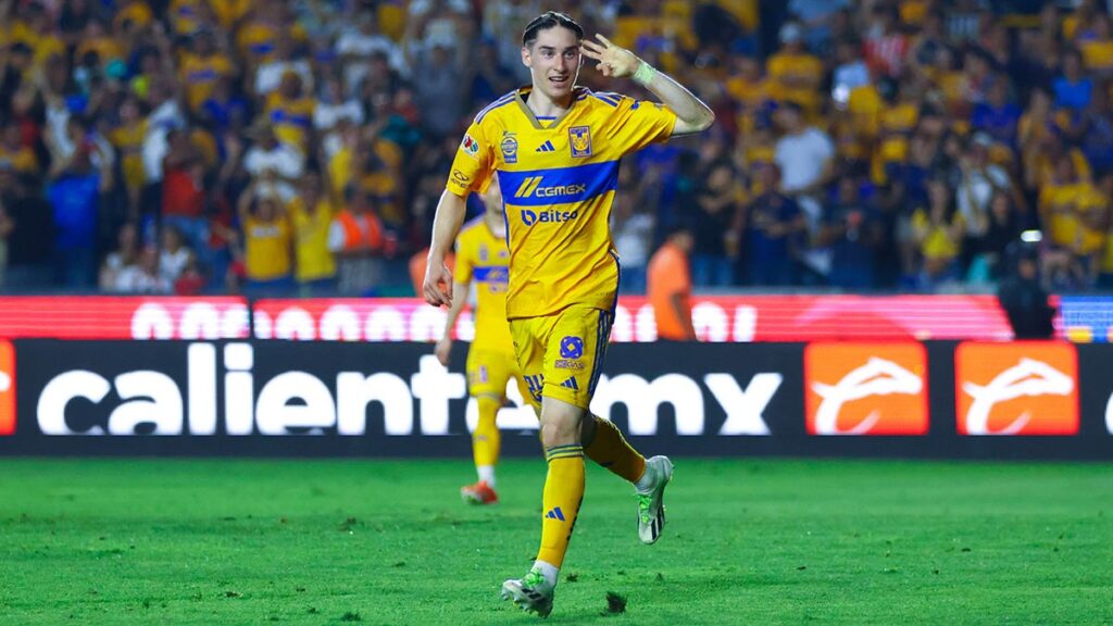 Marcelo Flores celebrando un gol ante Necaxa