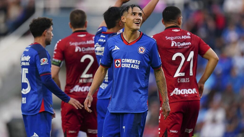 El Cruz Azul se repone de un marcador en contra y coquetea con la victoria en casa ante Atlas