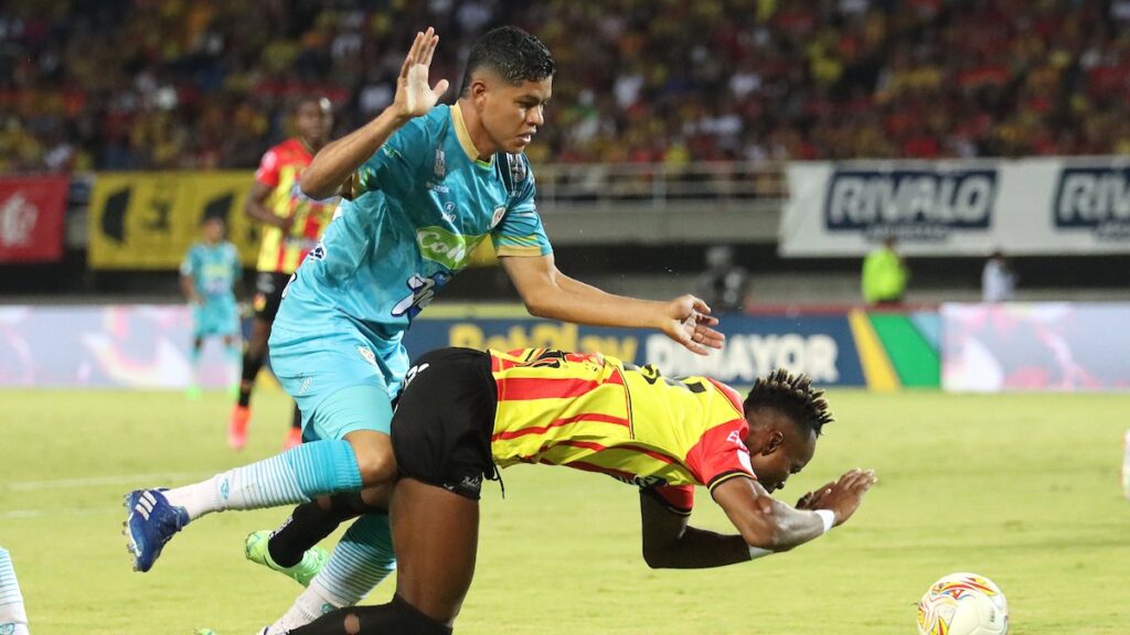 Enrique Serje y Fáber Gil disputan la pelota. - Vizzor Image.