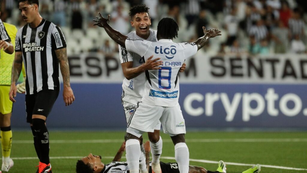 Gabriel Fuentes y Yimmi Chará celebran un gol. - AP.