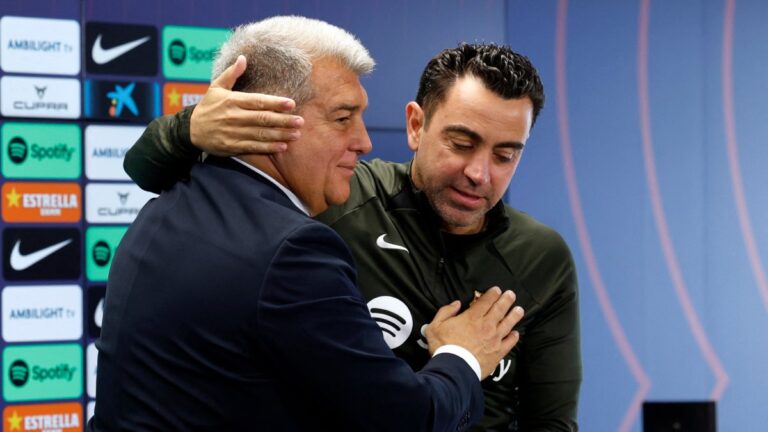 Laporta se conmueve hasta las lágrimas en la ratificación de Xavi: “Este equipo necesita estabilidad”