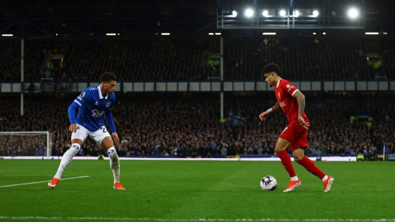 A Luis Díaz le faltó una pizca de suerte para evitar la desgracia del Liverpool ante el Everton
