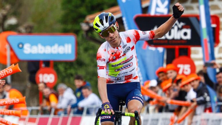 Louis Meintjes gana la desconcertante cuarta etapa de la Vuelta al País Vasco
