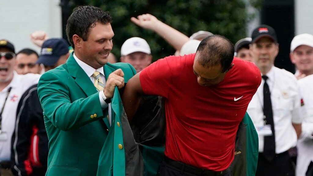 Tigre Woods se pone el saco verde | AP Photo/David J. Phillip