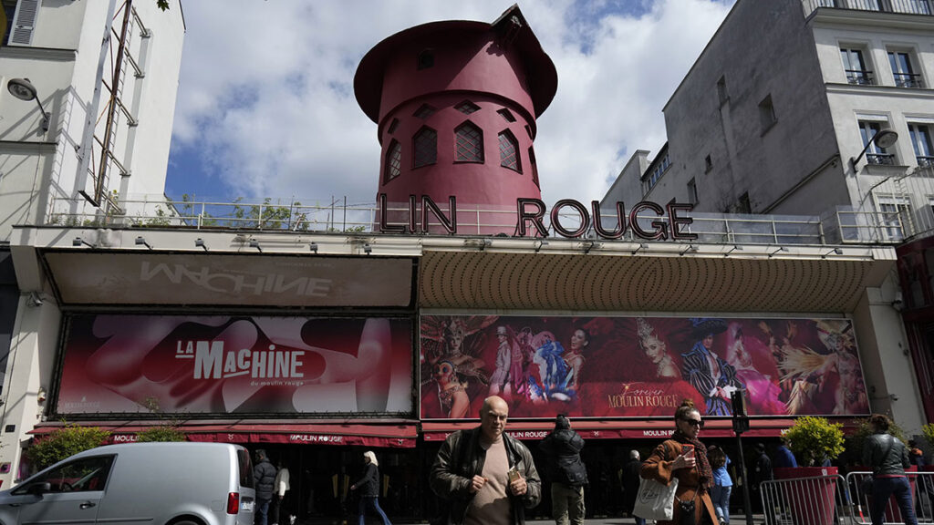 Las aspas del célebre monumento parisino Moulin Rouge se desplomaron durante la noche. AP